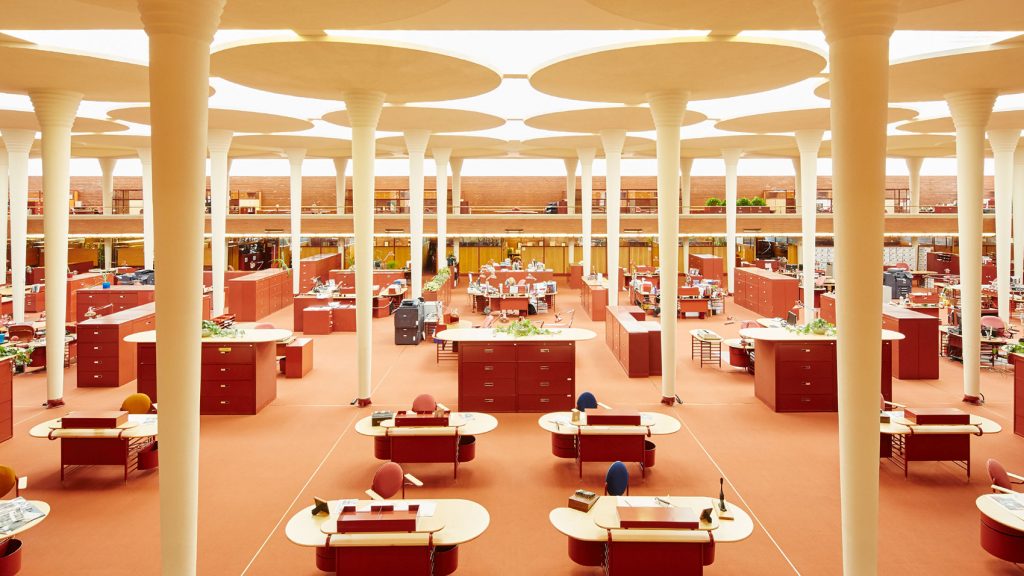 La dimensione atmosferica dei luoghi di lavoro: dialogo con Juhani Pallasmaa - Frank Lloyd Wright Great Workroom 16x9 1